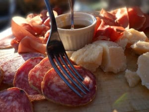 Lire la suite à propos de l’article Composer une planche de charcuterie aveyronnaise