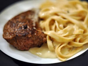 Lire la suite à propos de l’article Pavés de bœuf sauce au roquefort